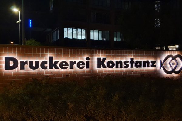 Firmenlogo auf Wand beleuchtet