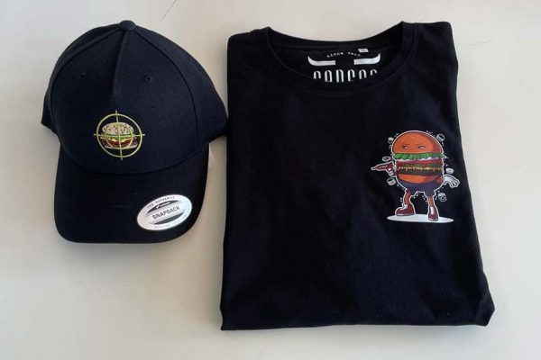 Cap bestickt T-Shirt mehrfarbig bedruckt