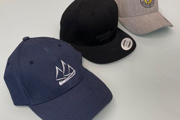 Bestickte Caps mit Firmen-/Vereinslogo