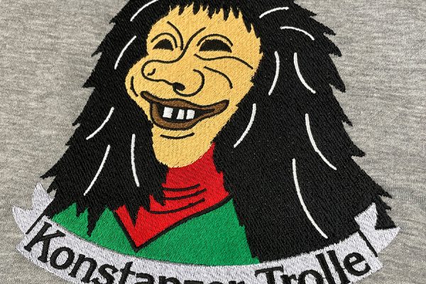 Großflächige Stickerei auf Hoodie