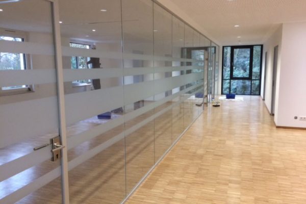 Glasbeschriftung mit Streifen foliert