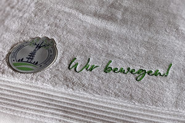 Handtuch mit Logo und Schriftzug bestickt