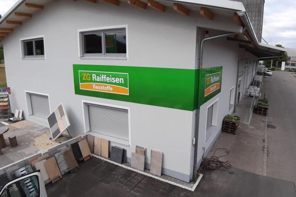 Schilder an Hausfassade