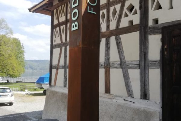Monolith Cortenblech und Einzelbustaben