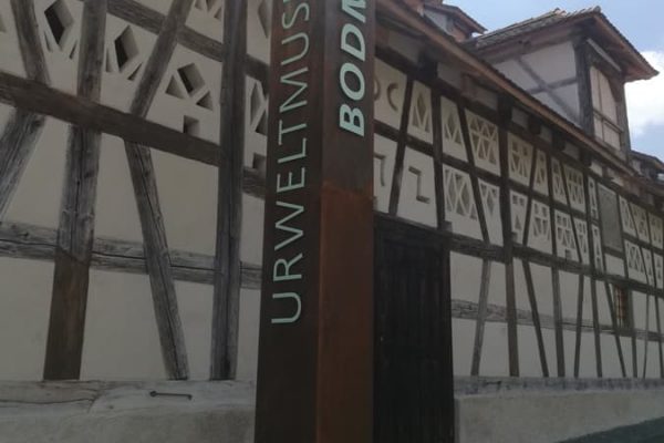 Monolith Cortenblech und Einzelbuchstaben