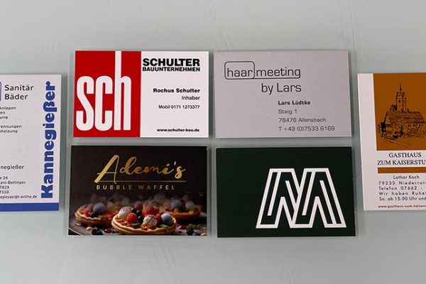 mehrere Visitenkarten mit individuellem Designs