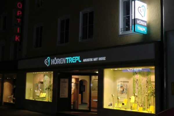 Lichtreklame auf Blende bei Nacht