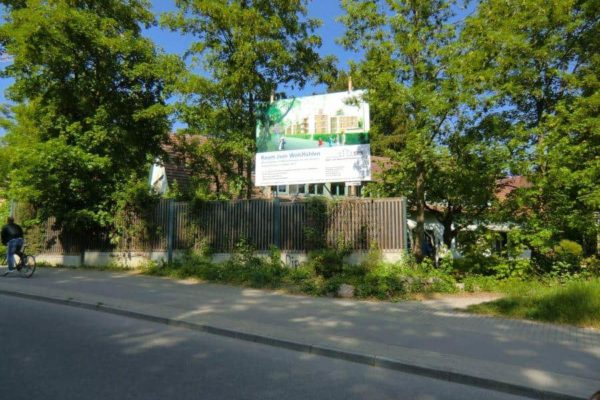 Baureklame mit Betonfundament