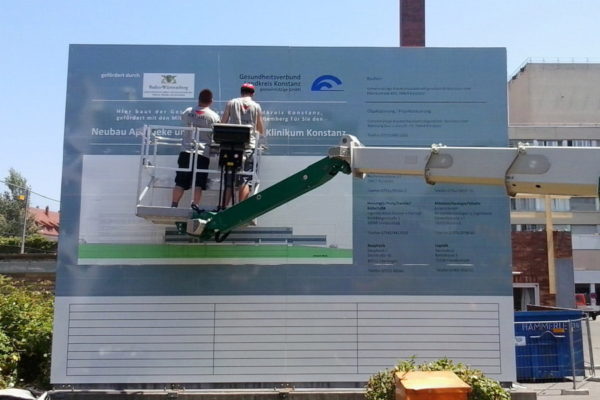 Montage Bautafel für Krankenhausareal