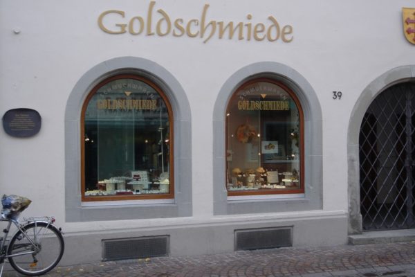 Blattvergoldeter Metallschriftzug für Schmuckgeschäft