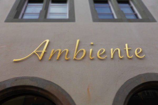 Blattvergoldeter & eleganter Metallschriftzug an Hausfassade