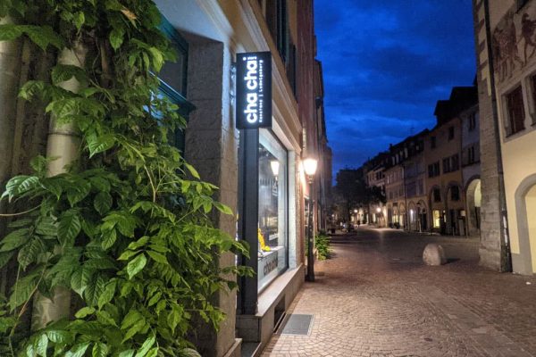 LED Ausleger an Betonfassade befestigt