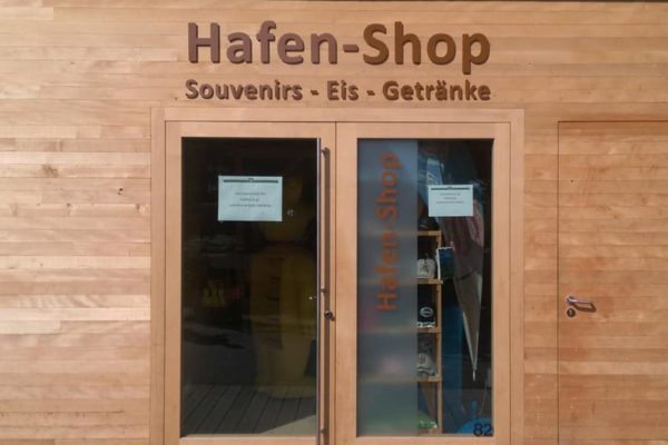 CNC-gefräste Metallbuchstaben auf Holzwand