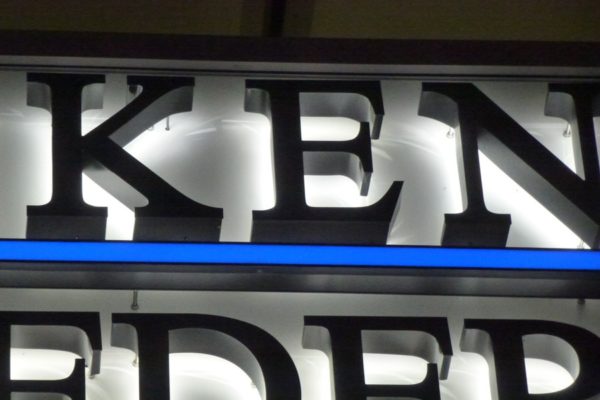 CNC-gefräste Buchstaben beleuchtet