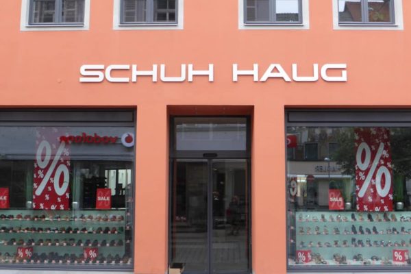 CNC-gefräste Metallbuchstaben auf Aussenfassade aus Beton
