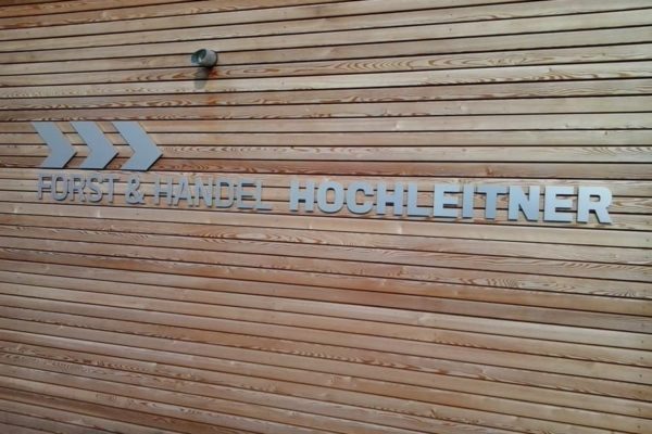 CNC-gefräste Metallbuchstaben auf Holzfassade