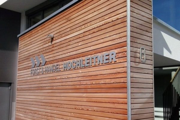 CNC-gefräste Metallbuchstaben auf Holzfassade