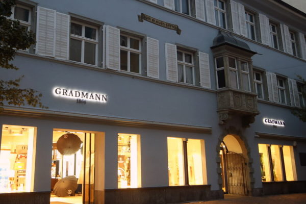 Lichtreklame auf Außenfassade mit hinterlegter Beleuchtung