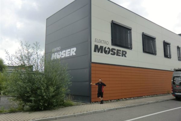 Fassadenbeschriftung Elektronikunternehmen außen