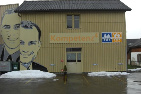 Außenfassade mit Firmenschild