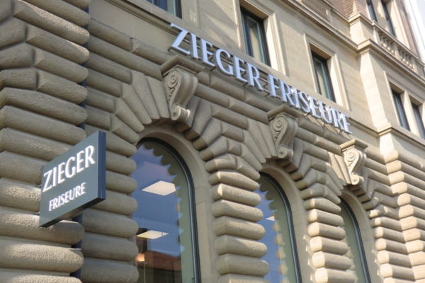 3D Schriftzug mit LED Beleuchtung auf Betonfassade montiert