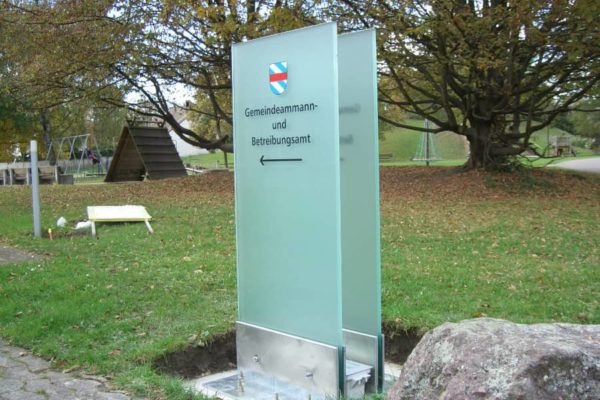 Glasmonolith bedruckt auf Mattglas
