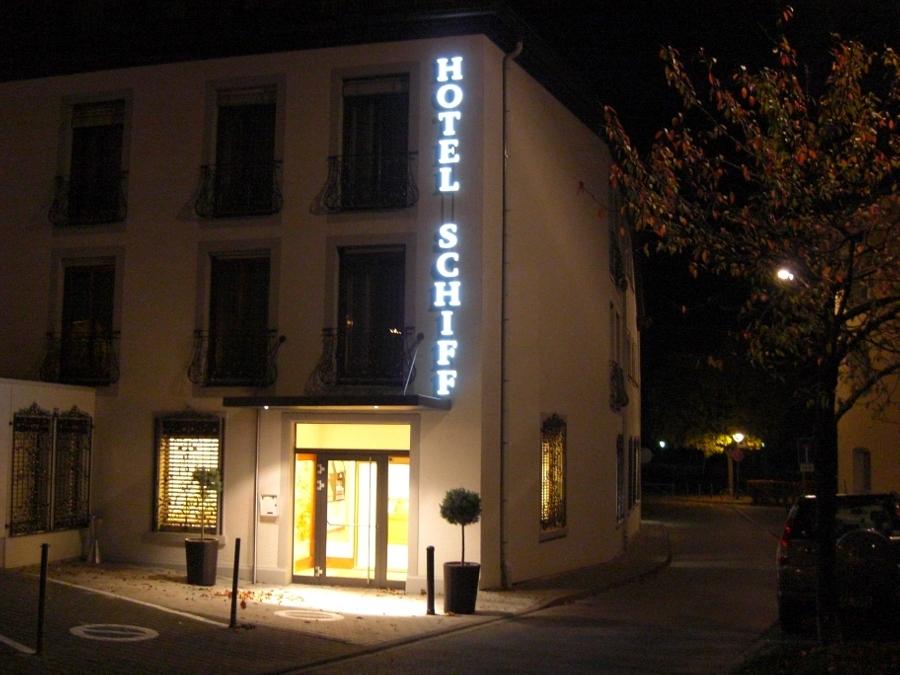 Hotel Lichtreklame in vertikaler Anordnung Nachts