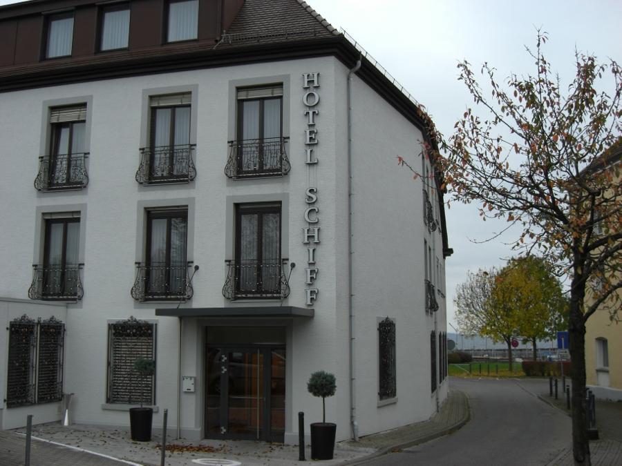 Hotel Lichtreklame in vertikaler Anordnung tagsüber
