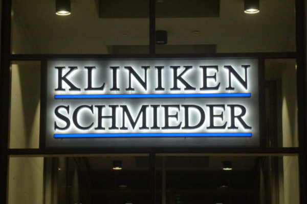 Lichtreklame LED beleuchtet bei Nacht