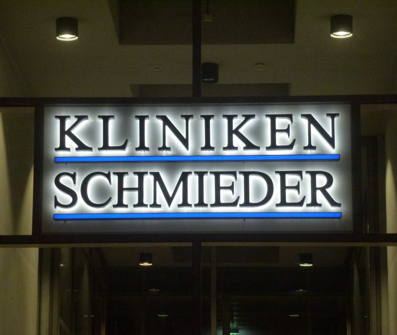 Lichtreklame LED beleuchtet bei Nacht