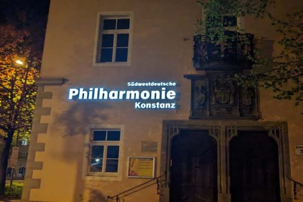 Lichtreklame trotz Denkmalschutz bauen lassen