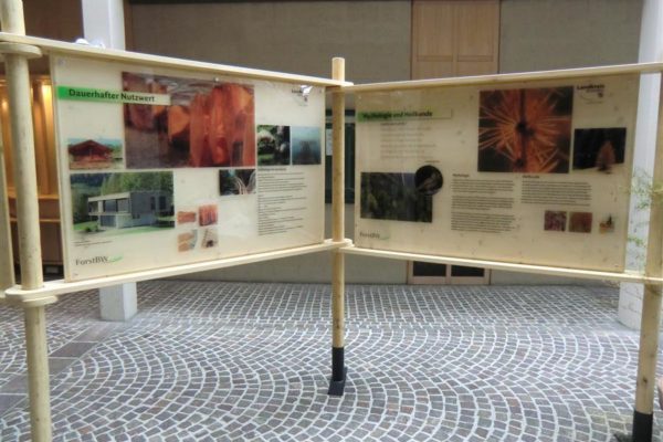 Holzkonstruktion mit Acrylglasscheiben beschriftet