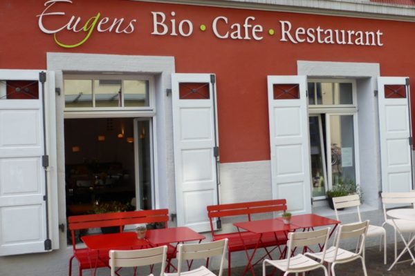 Metallbuchstaben auf Betonfassade - Eugens Restaurant