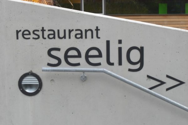 Schriftzug aus Metall gefertigt und auf Betonfläche montiert