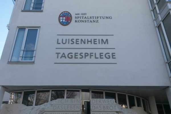Metallbuchstaben an Außenfassade Spitalstiftung Konstanz