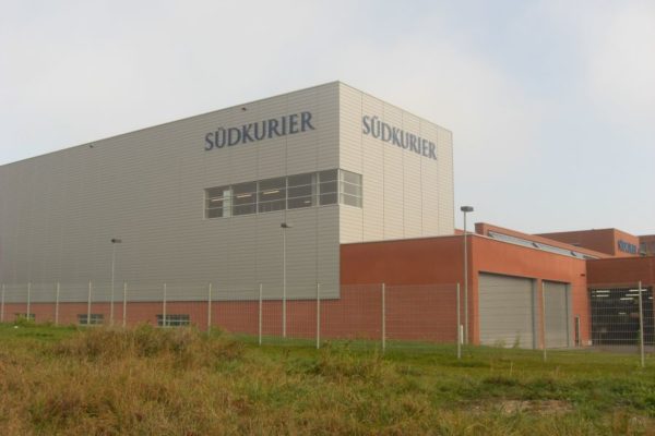 Metallbuchstaben auf Außenfassade