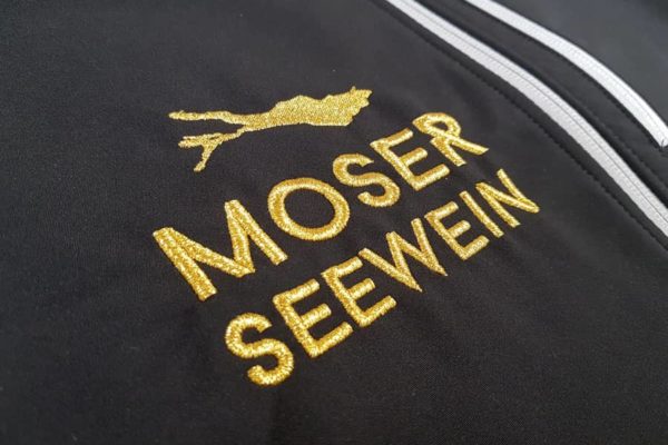 Goldene Logo Stickerei