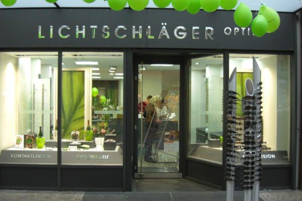 Gespiegelte Lichtreklame auf Metalloberfläche