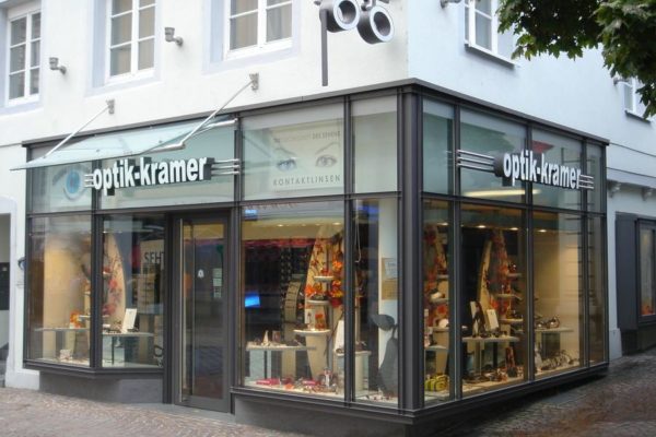 Lichtreklame auf Metallkonstrukt bei Tag