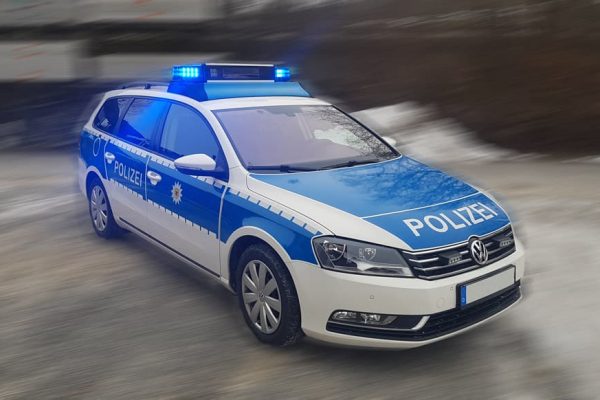 Einsatzfahrzeug Polizei Beschriftung