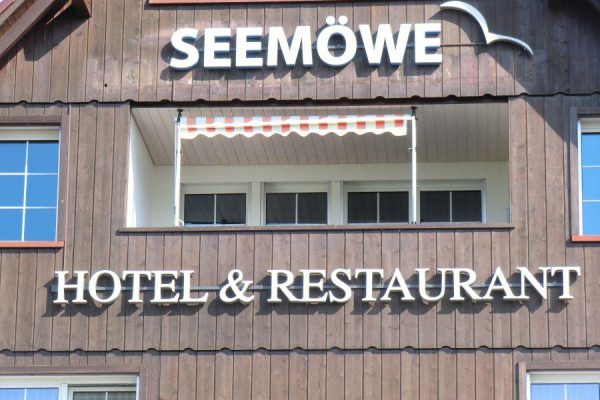 Lichtreklame für Restaurant/Hotel Seemöwe bei Tag