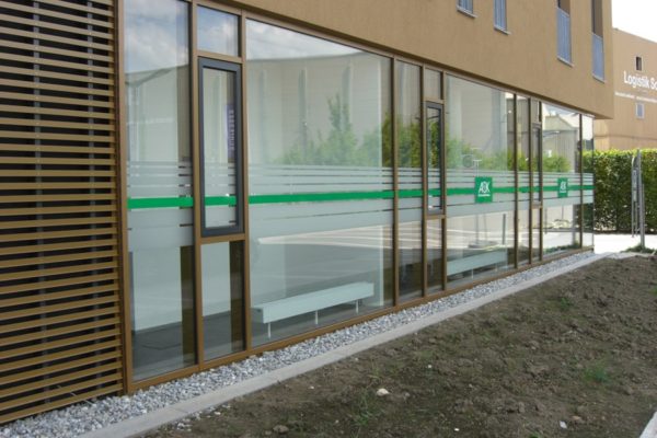 Schaufensterfolierung mit Sichtschutzelementen