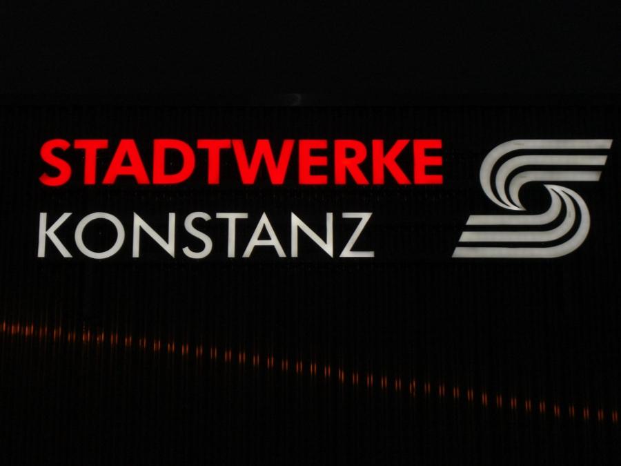 Lichtreklame der Stadtwerke Konstanz bei Nacht