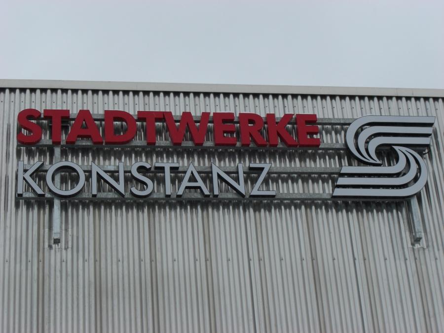 Lichtreklame der Stadtwerke Konstanz bei Tag