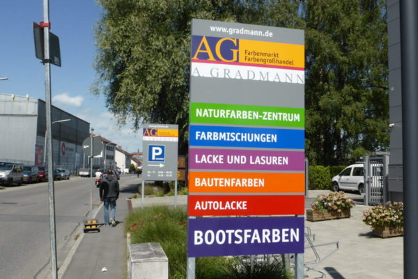 Werbepylon bedruckt auf Metallkonstrukt