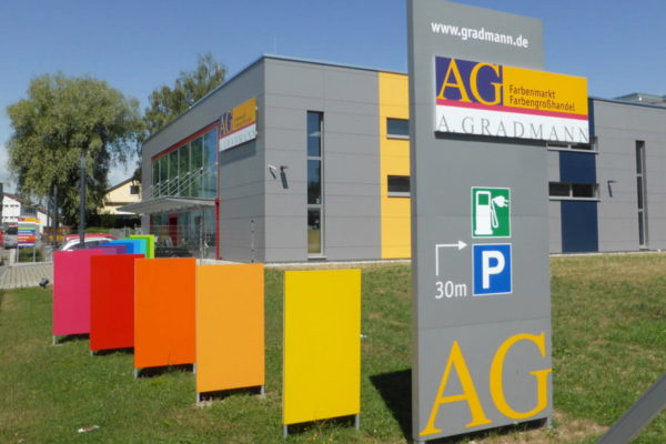 Werbemonolith mit angebrachtem Firmenschild