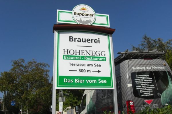 Werbestehle auf Metallkonstrukt