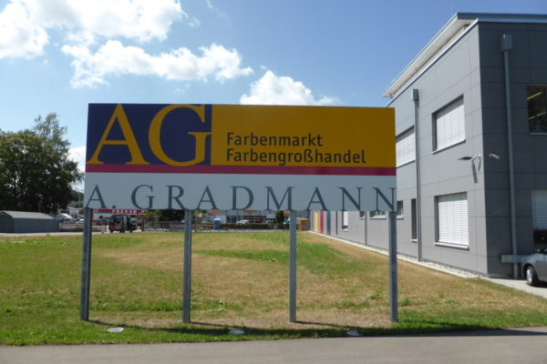 Werbeschild für Außenbereich auf Stahlkonstruktion