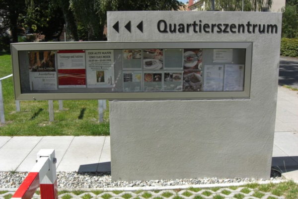 Werbeanlage für Vitrine außen