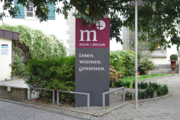 Werbemonolith bedruckt